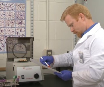 Клиника лечения наркозависимости в Шелехове Врач в кабинете клиники